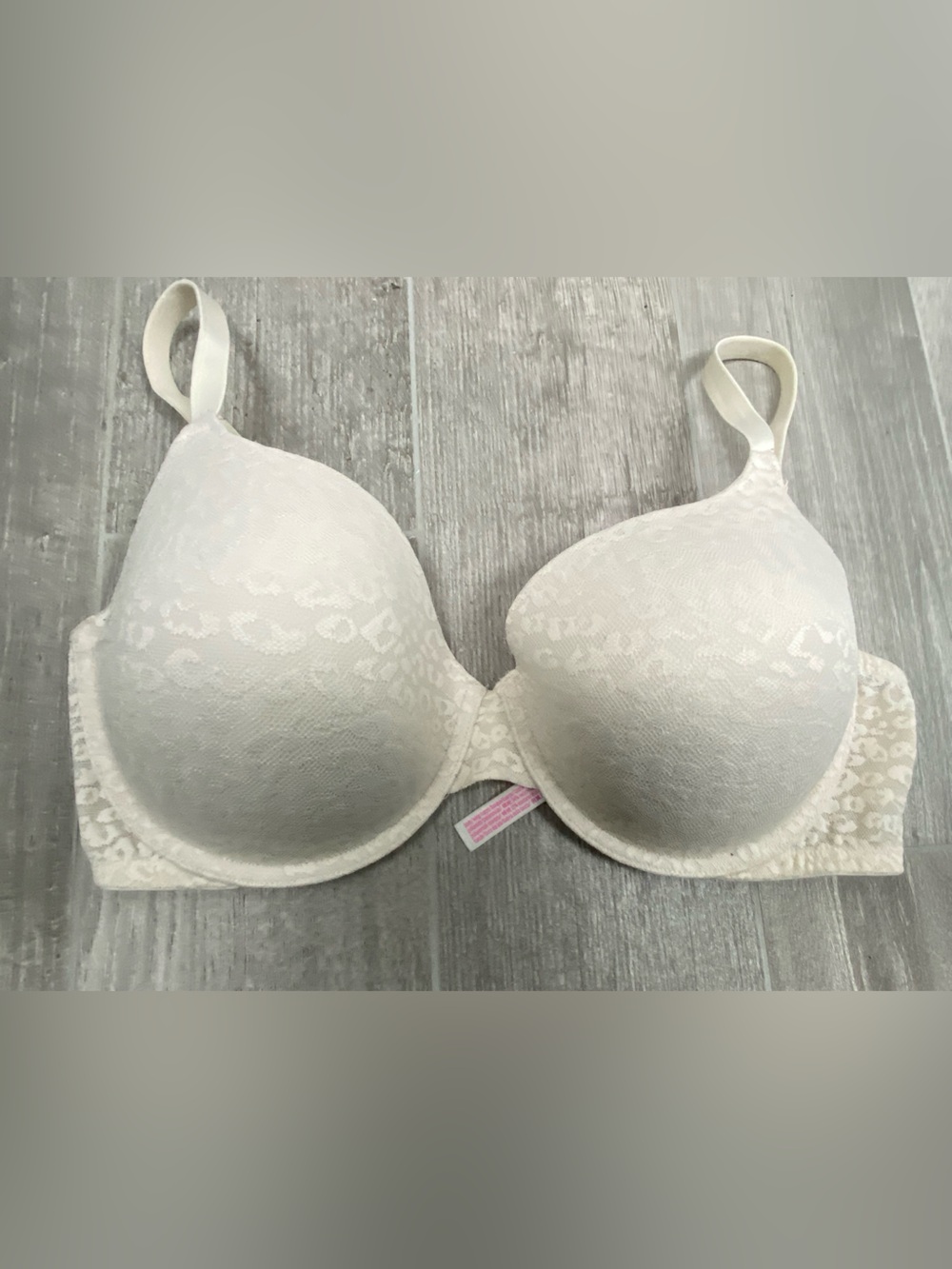 Victoria's Secret Pink Wear Everywhere push-up bras lace design. Size 38DD (E85)